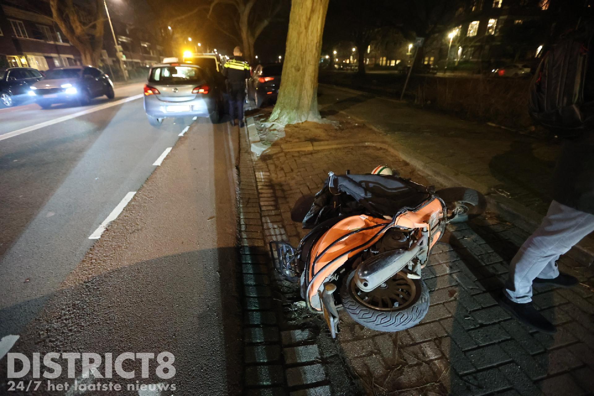 Scooterbestuurder valt hard na botsing op Wassenaarseweg Den Haag