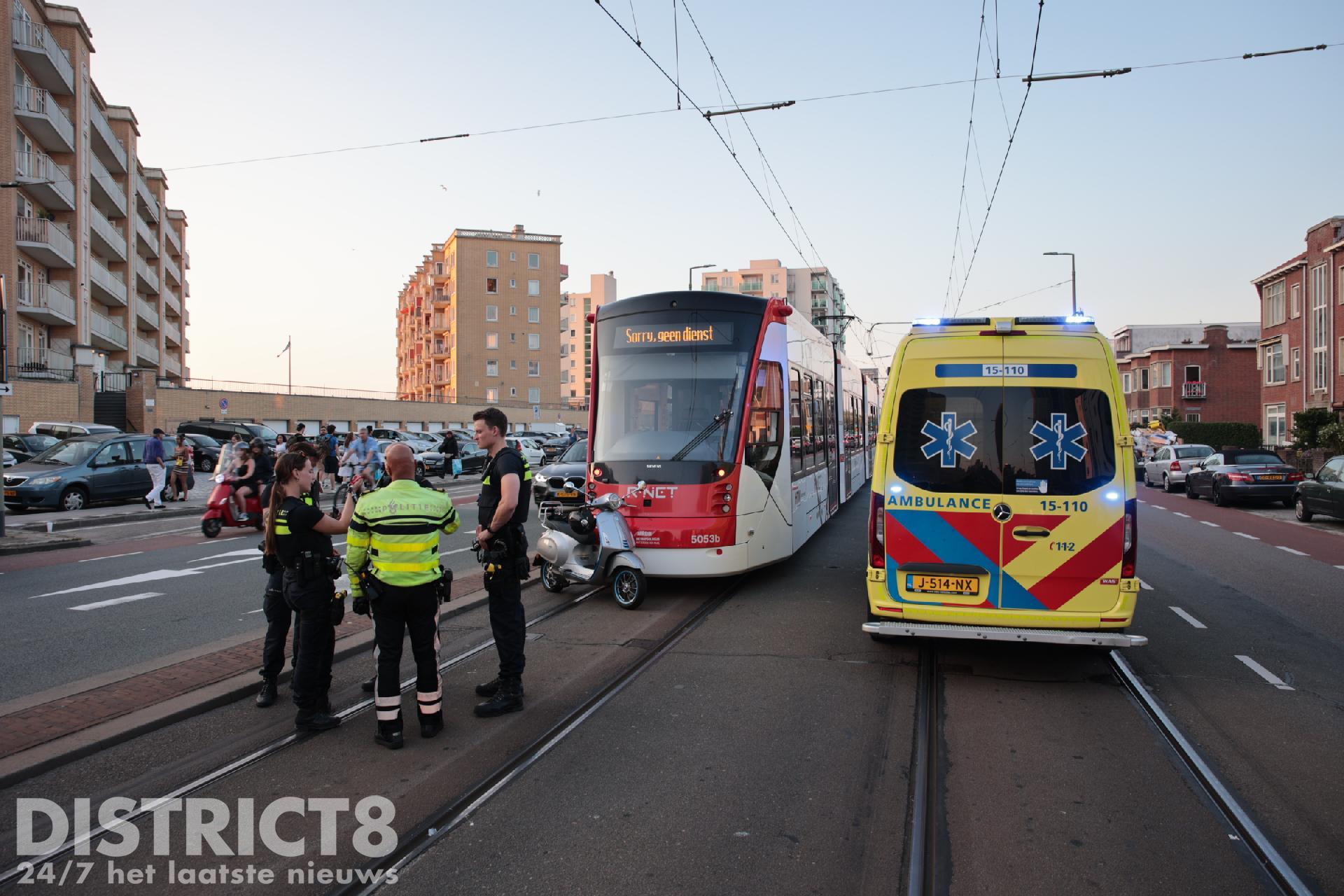 Scooterbestuurder gewond na botsing met tram Gevers Deynootweg Den Haag