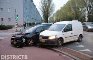 Flinke schade bij aanrijding tussen auto en busje Erasmusweg Den Haag