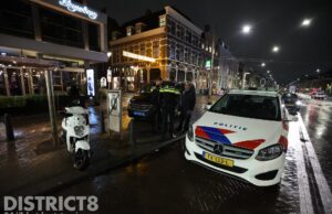 Scooterrijder rent er vandoor na aanrijding met taxichauffeur Grote Markt Den Haag