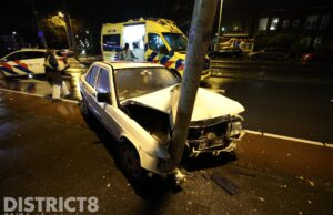 Automobilist gewond na botsing tegen lichtmast Laan van Meerdervoort Den Haag