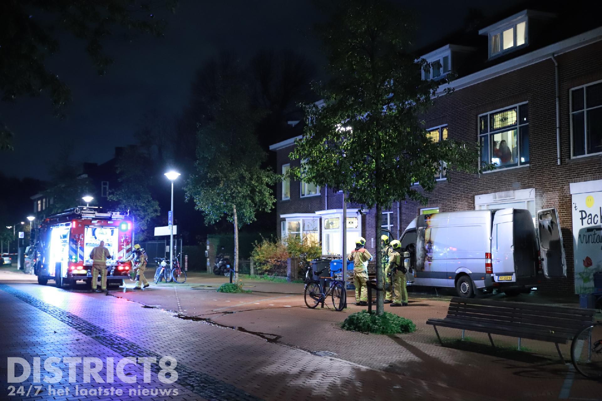 Accu pakketen van werkbus vliegen in brand Wateringsevest Delft