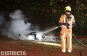 Voor derde avond op rij scooter in brand gestoken in Delftse wijk Voorhof Multatuliweg Delft