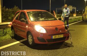 Auto raakt van de weg en knalt tegen vangrail aan A4 Den Haag