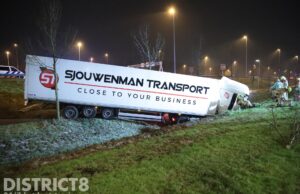 Ernstig ongeval op de A12: Vrachtwagen schiet door vangrail A12 Bleiswijk