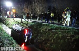 Bestuurster gewond nadat auto van de weg raakt door gladheid Oostveenseweg Schipluiden
