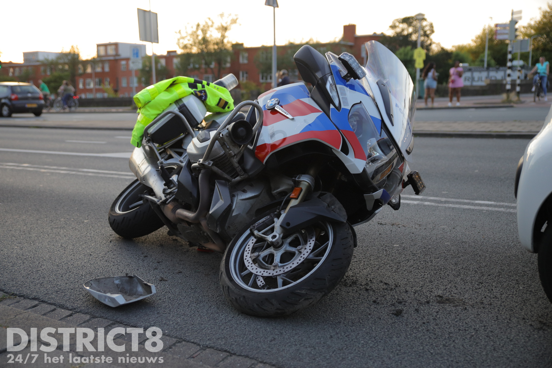 Een motoragent botst achterop een auto op het Soestdijkseplein in Den Haag