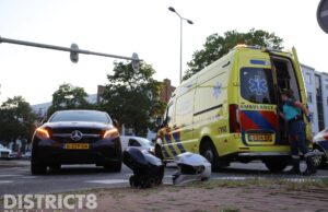 Twee opzittende snorscooter aangereden door auto Leyweg Den Haag
