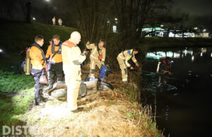 Gestolen scooter gedumpt langs waterkant Prinses Beatrixlaan Rijswijk