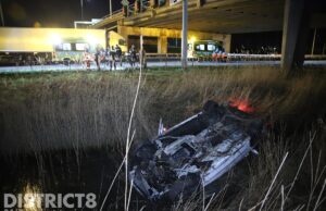 Automobilist verliest de macht over het stuur na een klapband en belandt op de kop in de sloot A13 Delft