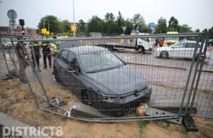 Auto vol flessen lachgas tegen hekwerk na aanrijding Waldorpstraat Den Haag