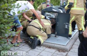 Kindje valt in ondergrondse container Wezelstraat Delft