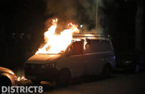 Bedrijfsbusje gaat in vlammen op Aan ’t Verlaat Delft