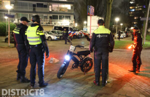 Politie bezig met preventief fouilleren Mozartlaan Delft