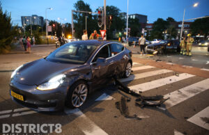 Flinke schade bij aanrijding op kruising Neherkade Den Haag