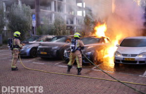 Geparkeerde taxi gaat in vlammen op Bontekoestraat Den Haag
