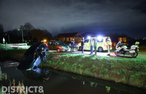 Auto belandt in sloot na aanrijding Abtswoude Schipluiden
