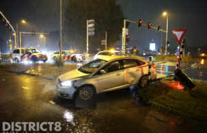 Onherkenbare politieauto betrokken bij verkeersongeval Brasserskade Delft