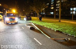 Automobiliste raakt van de weg en schiet 300 meter door middenberm Voorhofdreef Delft