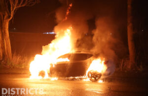 Geparkeerde hybride auto gaat in vlammen op Lichtenbergweg Den Haag
