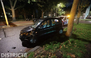 Bestuurster verliest macht over het stuur Volendamlaan Den Haag