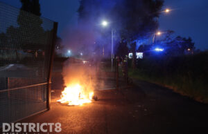 Scooter in brand gestoken op pleintje Laan van Floris de Vijfde Nootdorp