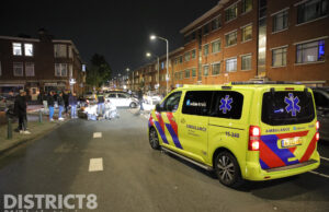 Scooterbezorger gewond na botsing met auto Hoefkade Den Haag