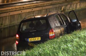 Pizzabezorger raakt te water N213 Burgermeester Elsenweg Honselersdijk
