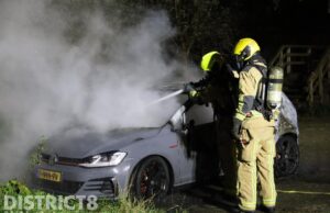 Personenauto gaat in vlammen op Jaagpad Rijswijk