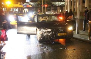 Voorrangsfout veroorzaakt flinke aanrijding Waldorpstraat Den Haag