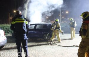 Personenauto total-loss na brand; mogelijk brandstichting Riddersdreef Den Haag