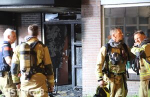 Ingang portiekwoning zwart geblakerd na forse brand door scootmobiel Jacob Catsstraat Den Haag