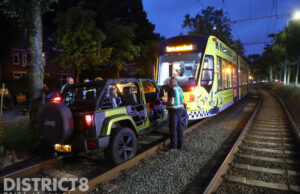 Dronken automobilist knalt tegen tram aan Oude Haagweg Den Haag