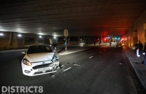 Gewonde en veel schade na botsing tussen twee voertuigen Maanweg Den Haag