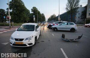 Aanrijding tussen twee auto’s; flinke schade Erasmusweg Den Haag