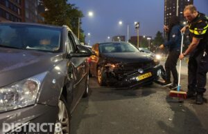 Auto komt tot stilstand tegen lichtmast na botsing Neherkade Den Haag