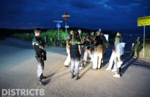 Brandweer bevrijdt meisje uit winkelwagen Strandslag 10 Den Haag