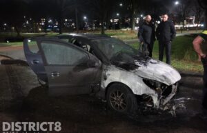 Vuurwerk veroorzaakt autobrand Burgemeester Caan van Necklaan Leidschendam