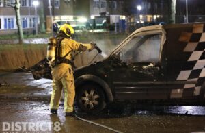Busje gaat in vlammen op Albardastraat Den Haag