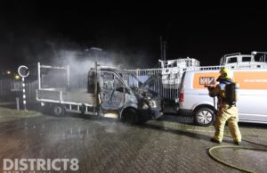 Werkbus total-loss na brand Uranusstraat Den Haag
