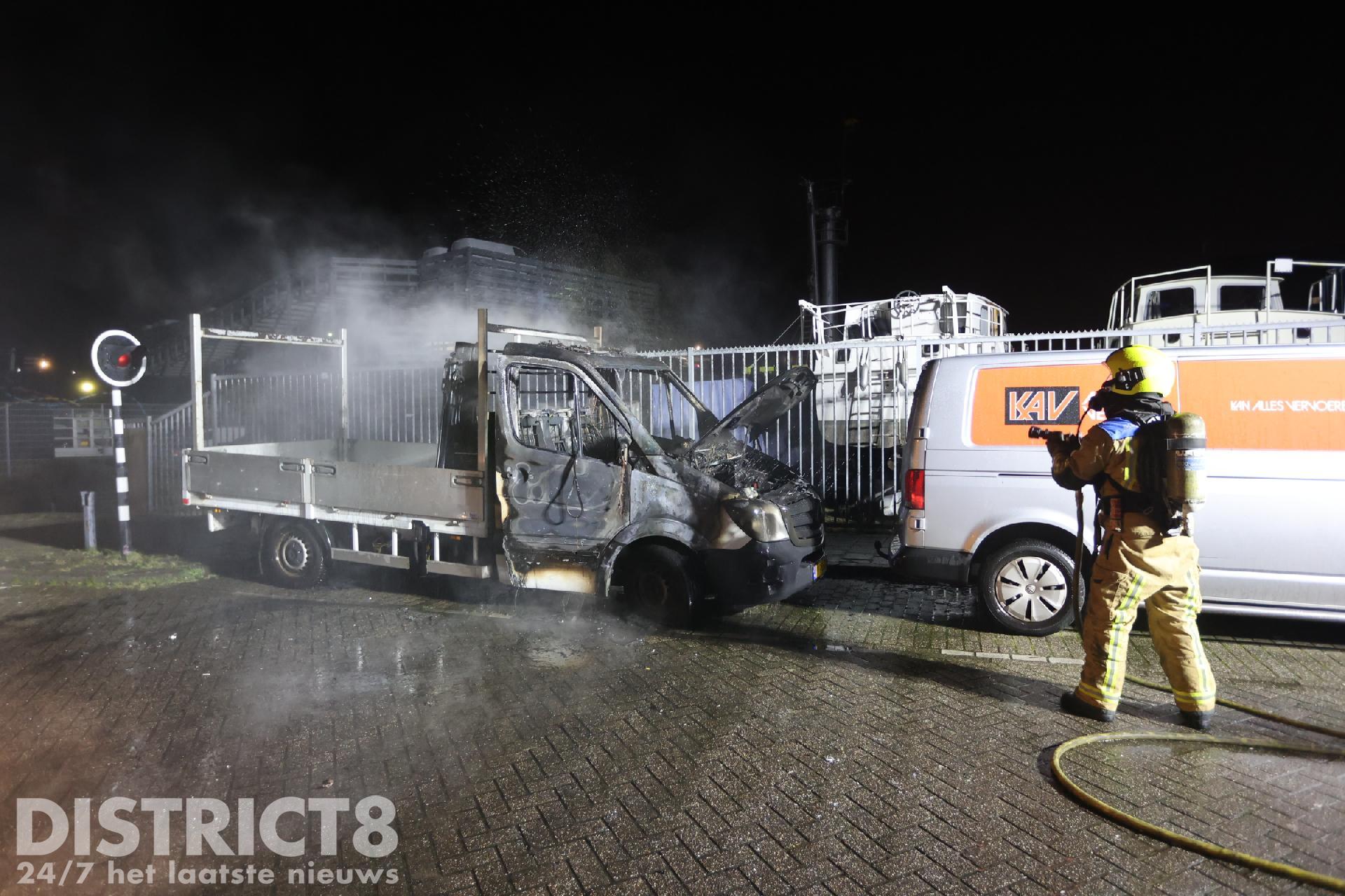 Totaal verlies werkbus na brand Uranusstraat in Den Haag