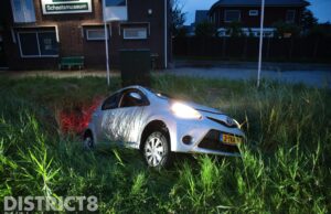 Alcomobilist verliest macht over het stuur en raakt deels te water Parallelweg s-Gravenzande
