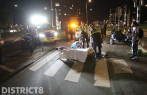 Motorrijder botst op fietser Neherkade Den Haag