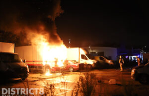 Dakloze man ziet zijn vrachtwagen vol inboedel in vlammen op gaan Mercuriusweg Den Haag