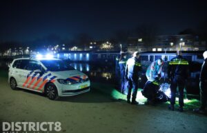 Omstanders redden dronken man uit het ijskoude water Til Brugmanplantsoen Den Haag