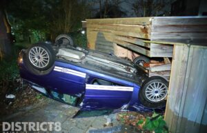 Bizar ongeval: Auto op z’n kop dwars door de schutting en schuur Acacialaan Rijswijk