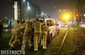 Politiebusje onderweg naar brandmelding vastgereden op trambaan Melis Stokelaan Den Haag