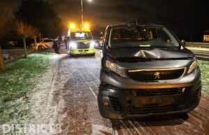 Busje ramt lichtmasten door gladheid Nieuweweg(N211) Poeldijk