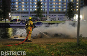 Plezierjachtje brandt volledig uit Verheeskade Den Haag