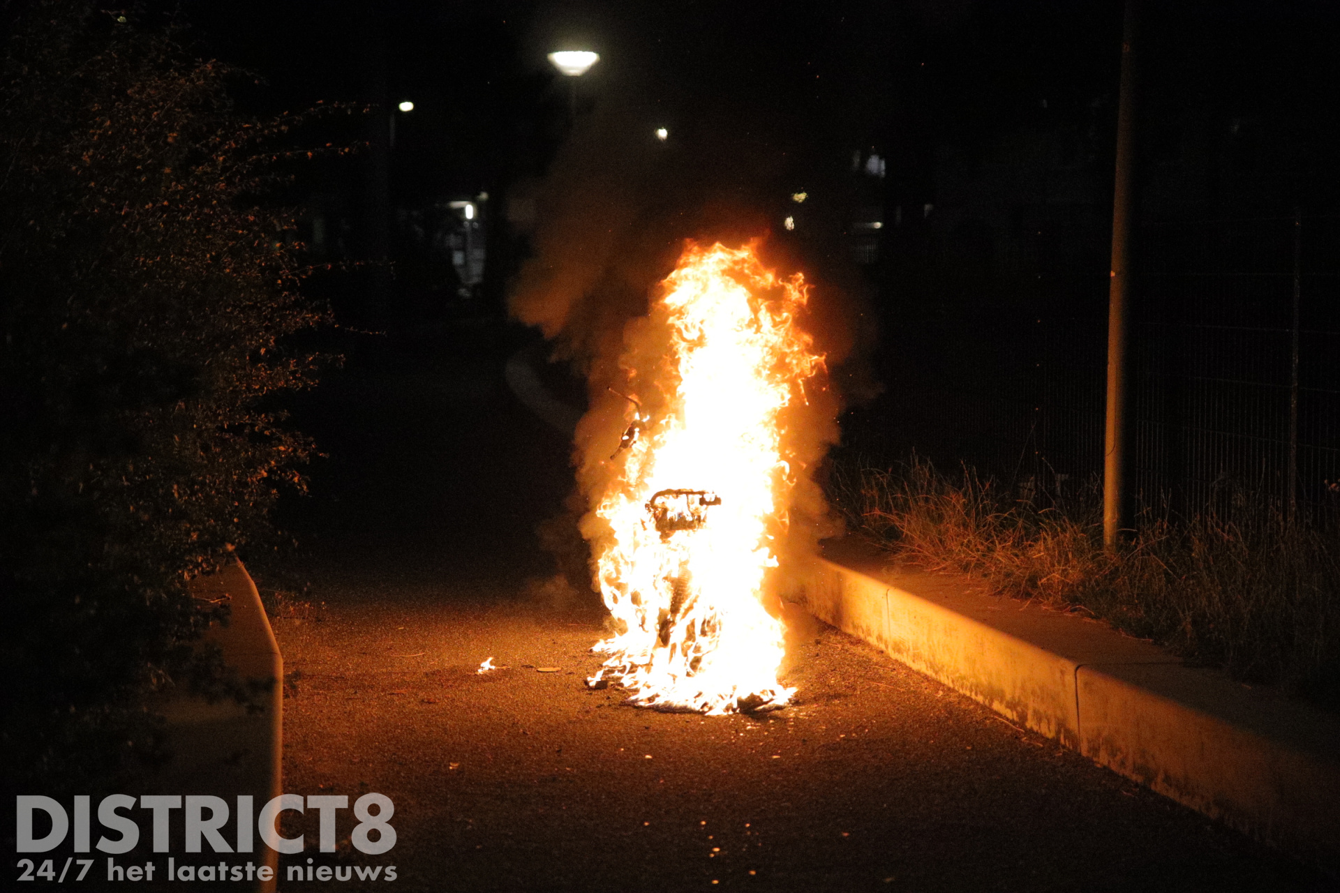 Scooter vernield door brandstichting aan de Noordpolderkade Den Haag